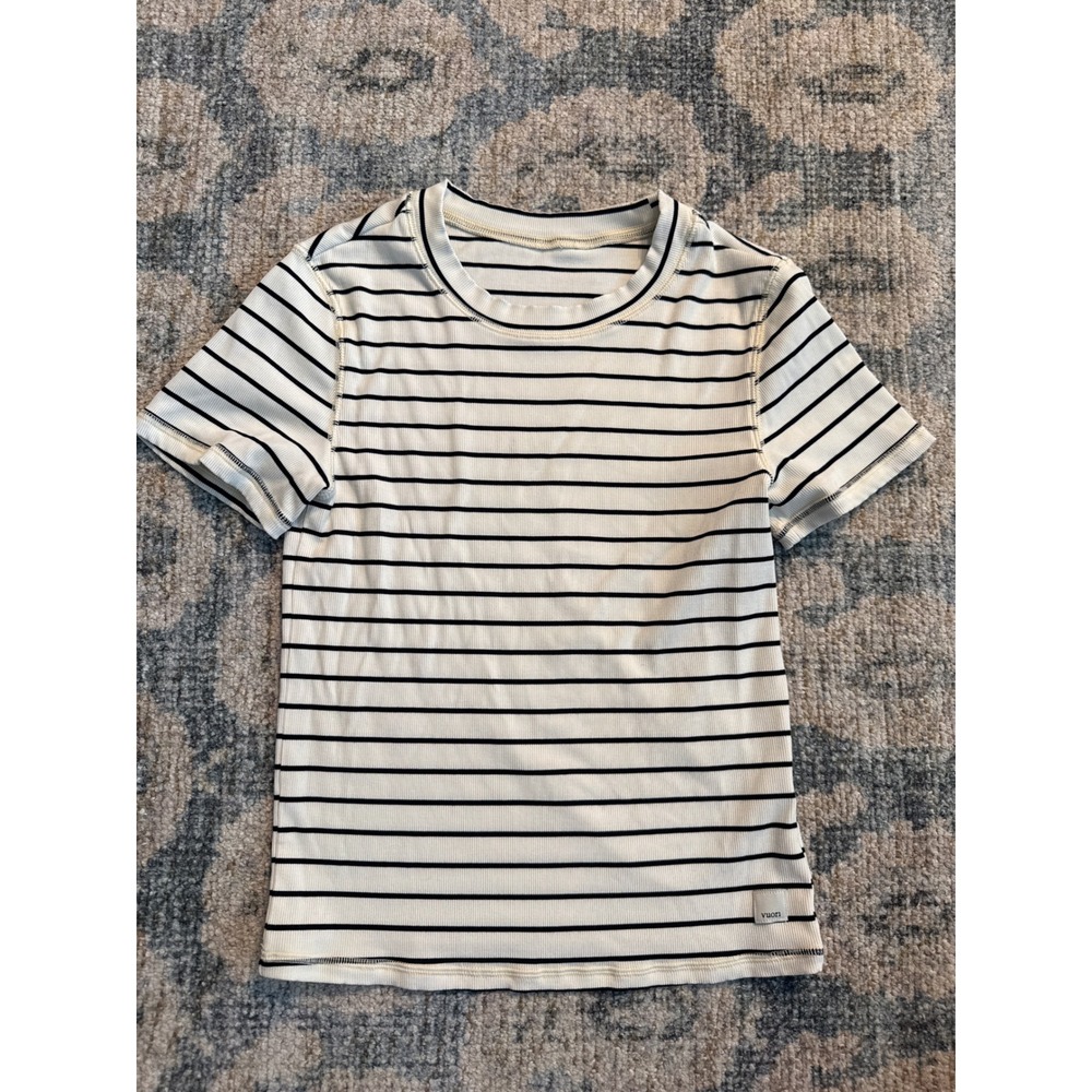 Vuori Pose Fitted Tee Size Small Excellent Condition
